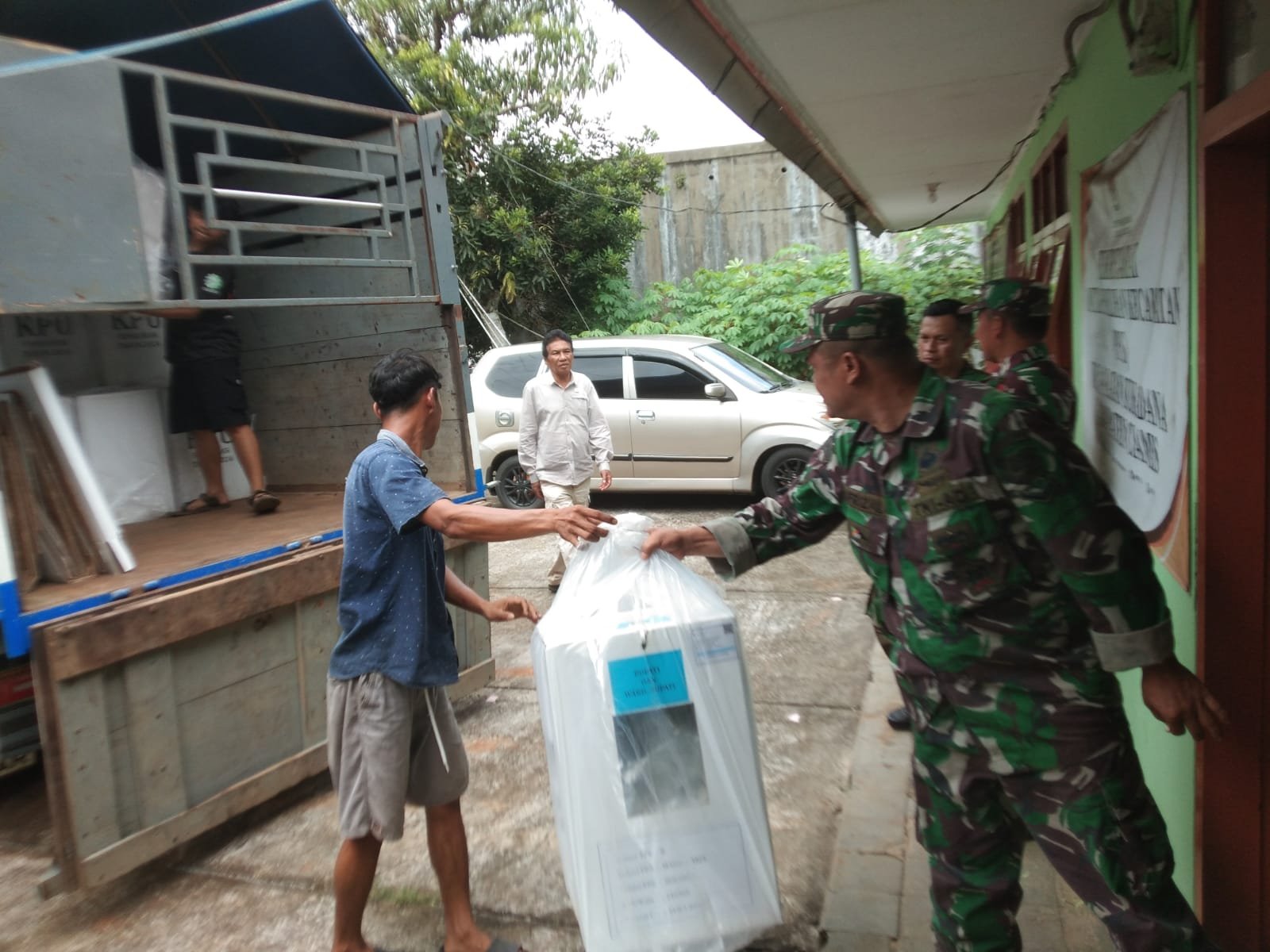 Polsek Sukasana Polres Ciamis Awasi Penarikan Logistik Pilkada Tingkat PPS ke PPK Sukadana