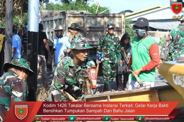 Kodim 1426 Takalar Bersama Instansi Terkait Gelar Kerja Bakti Bersihkan Tumpukan Sampah Dan Bahu Jalan