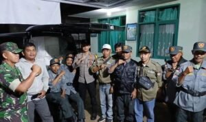 Polsek Kawali Polres Ciamis Kawal Penarikan Logistik ke Tingkat PPS Pasca Pencoblosan Polsek Kawali Polres Ciamis Kawal Penarikan Logistik ke Tingkat PPS Pasca Pencoblosan