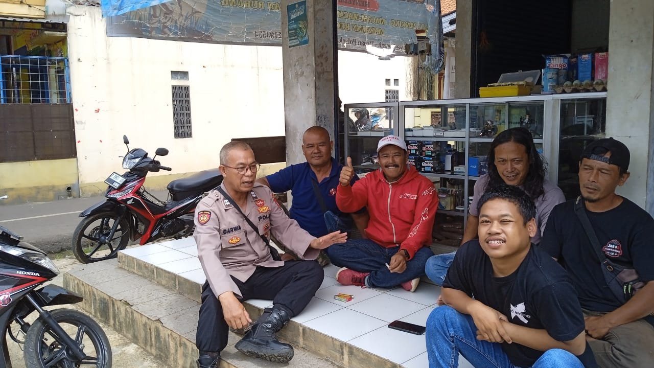 Jaga Persatuan dan Kesatuan Pasca Pencoblosan Polsek Rancah Cooling System ke Warga Tarikolot