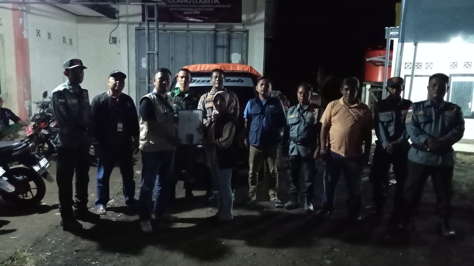 Polsek Banjarsari Polres Ciamis Awasi Penarikan Logistik Pilkada Tingkat PPS ke PPK Banjaranyar