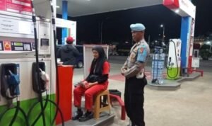 Humanis Polsek Cipaku Polres Ciamis Patroli Dialogis ke Pemukiman Warga Saat Malam Hari Humanis Polsek Cipaku Polres Ciamis Patroli Dialogis ke Pemukiman Warga Saat Malam Hari