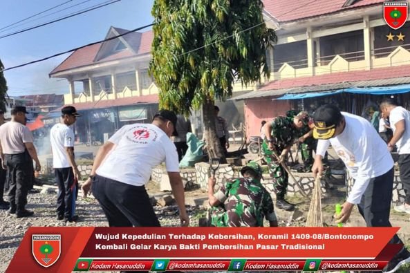 Wujud Kepedulian Terhadap Kebersihan Koramil 1409-08/Bontonompo Kembali Gelar Karya Bakti Pembersihan Pasar Tradisional