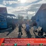 Ciptakan Suasana Nyaman Babinsa Koramil 1425-01/Binamu Bersama Warga Gotong Royong Pembersihan Pasar