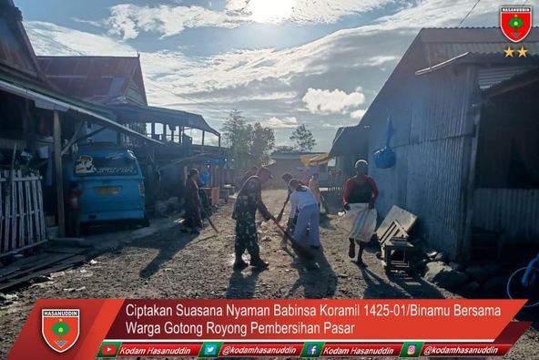 Ciptakan Suasana Nyaman Babinsa Koramil 1425-01/Binamu Bersama Warga Gotong Royong Pembersihan Pasar