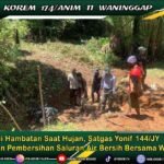 Menjadi Hambatan Saat Hujan, Satgas Yonif 144/JY Lakukan Pembersihan Saluran Air Bersih Bersama Warga