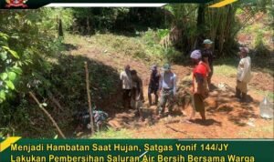 Menjadi Hambatan Saat Hujan, Satgas Yonif 144/JY Lakukan Pembersihan Saluran Air Bersih Bersama Warga Menjadi Hambatan Saat Hujan, Satgas Yonif 144/JY Lakukan Pembersihan Saluran Air Bersih Bersama Warga