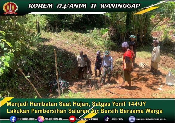 Menjadi Hambatan Saat Hujan, Satgas Yonif 144/JY Lakukan Pembersihan Saluran Air Bersih Bersama Warga