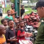 Berbagi Kebahagian Dengan Bagikan Makanan Dan Minuman Kepada Anak-Anak Papua