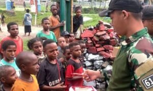 Berbagi Kebahagian Dengan Bagikan Makanan Dan Minuman Kepada Anak-Anak Papua