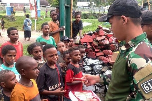 Berbagi Kebahagian Dengan Bagikan Makanan Dan Minuman Kepada Anak-Anak Papua