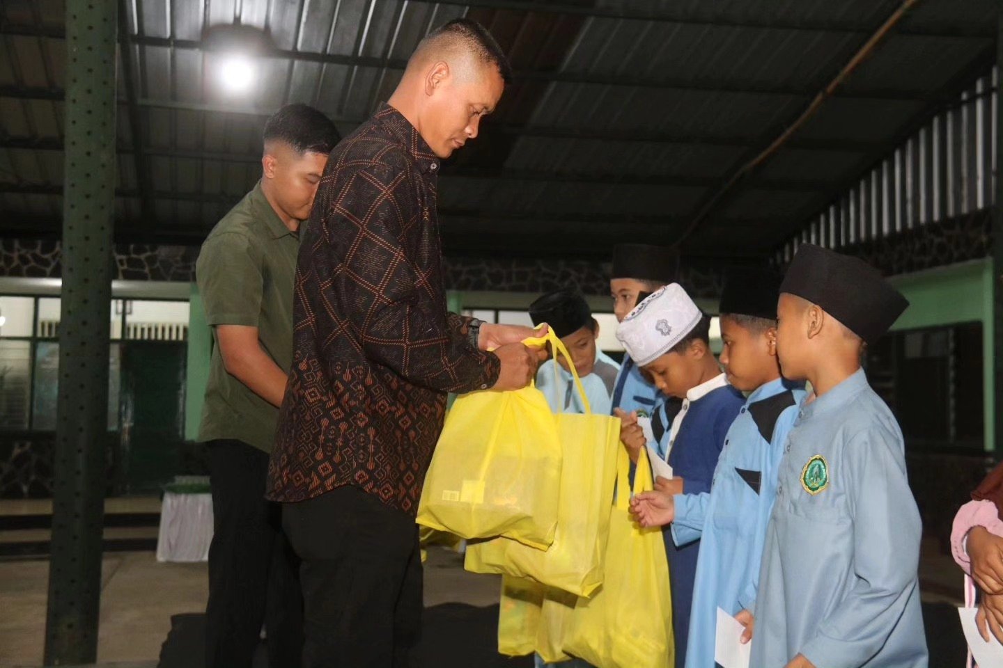 Yonif 303 Kostrad Gelar Syukuran Kenaikan Pangkat dan Berbagi Tali Asih dengan Anak Yatim