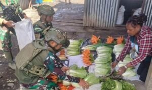 Mama-Mama Kago Bergembira Hasil Tani nya di Borong Abang TNI Satgas Yonif 323