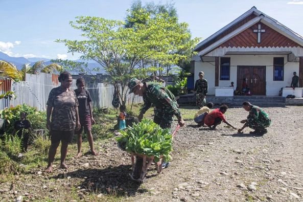 Kepedulian Satgas Yonif 503 Kostrad Bersihkan Tempat Ibadah