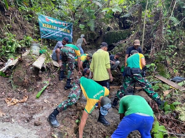 Peduli Pemenuhan Air Bersih Satgas Yonarmed 11 Kostrad Bangun Saluran Mata Air di Wilayah Perbatasan