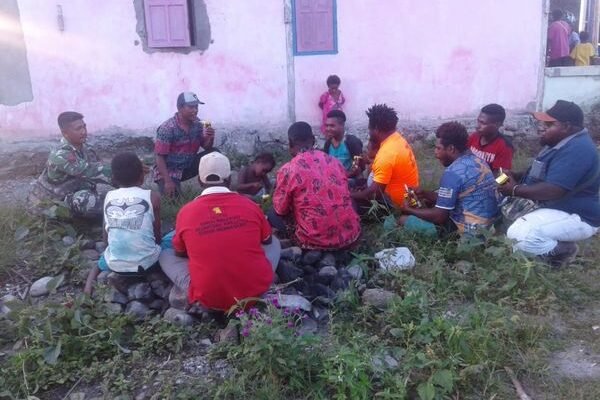 Melalui Monitoring Wilayah Babinsa Sidey Saling Bertukar Informasi Dengan Warganya