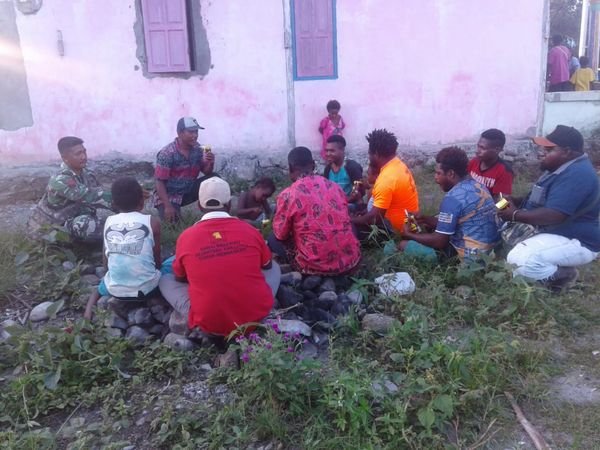 Melalui Monitoring Wilayah Babinsa Sidey Saling Bertukar Informasi Dengan Warganya