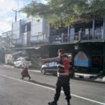 Pelayanan Masyarakat Kapolsek Ciamis Turun Bantu Anak Menyebrang di Area SDN 3 Ciamis