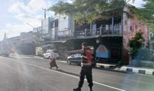 Pelayanan Masyarakat Kapolsek Ciamis Turun Bantu Anak Menyebrang di Area SDN 3 Ciamis