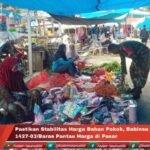 Pastikan Stabilitas Harga Bahan Pokok Babinsa Koramil 1427-03/Baras Pantau Harga di Pasar