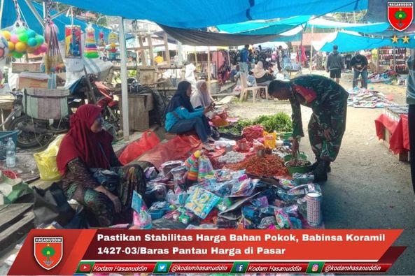 Pastikan Stabilitas Harga Bahan Pokok Babinsa Koramil 1427-03/Baras Pantau Harga di Pasar
