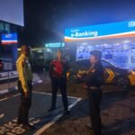 Tiga Anggota Samapta Polres Ciamis Patroli Koorkom ke Satpam Perbankan di Malam Hari