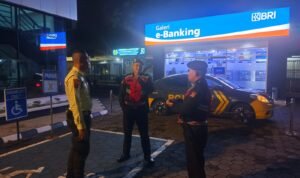 Tiga Anggota Samapta Polres Ciamis Patroli Koorkom ke Satpam Perbankan di Malam Hari