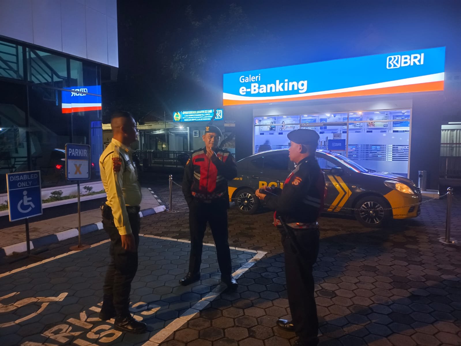 Tiga Anggota Samapta Polres Ciamis Patroli Koorkom ke Satpam Perbankan di Malam Hari