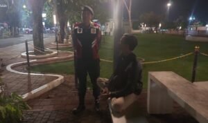 Samapta Polres Ciamis Patroli Jalan Kaki Saat Malam di Alun Alun Ciamis Beri Imbauan Kamtibmas
