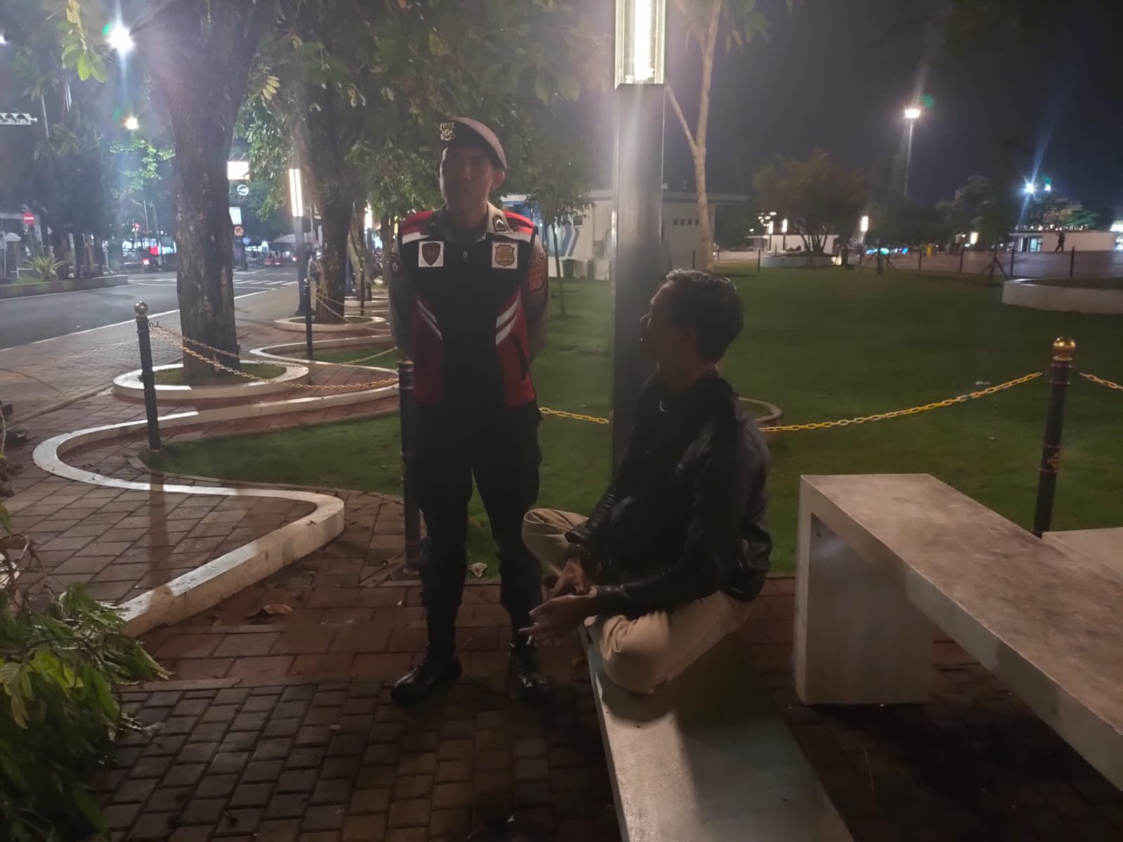 Samapta Polres Ciamis Patroli Jalan Kaki Saat Malam di Alun Alun Ciamis Beri Imbauan Kamtibmas