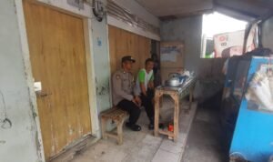 Polsek Cikoneng Koorkom Kamtibmas ke Tomas di Desakidul Wujudkan Pilkada Serentak 2024 Aman