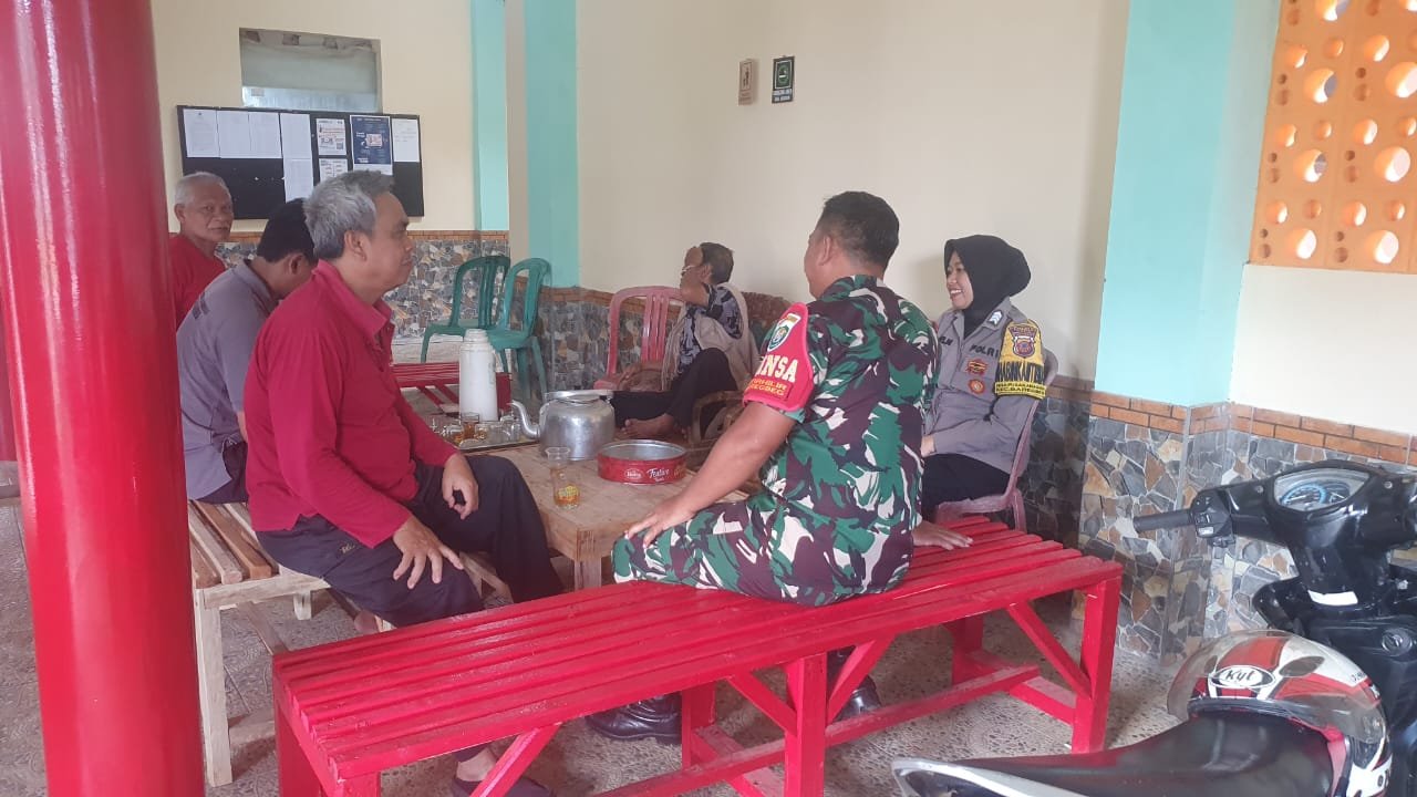 Soliditas TNI-Polri Hadapi Pilkada 2024 Polsek dan Koramil Ciamis Cooling System ke Warga