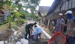 Manunggal Bersama Masyarakat Babinsa Bangun Jalan Penghubung Antar Dukuh