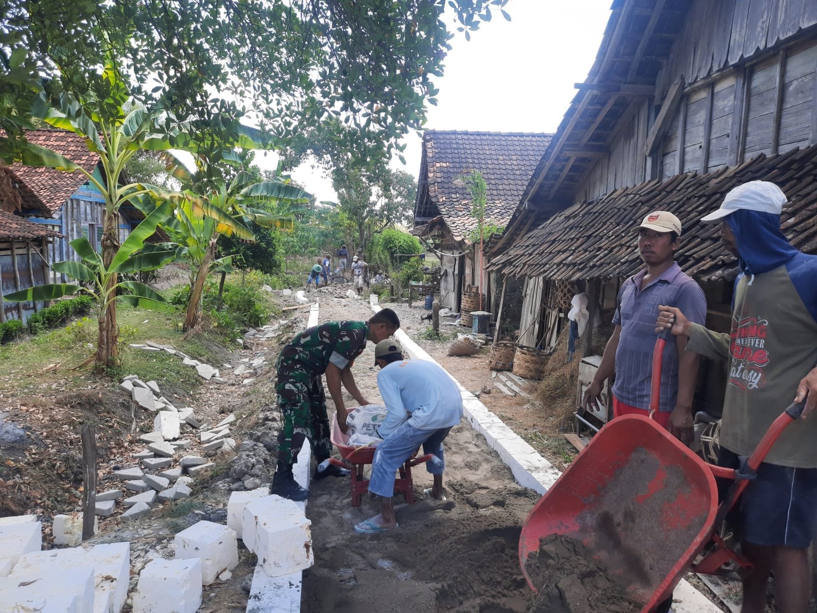 Manunggal Bersama Masyarakat Babinsa Bangun Jalan Penghubung Antar Dukuh