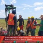 Babinsa Kodim 1404/Pinrang Pantau Warga Dalam Pembuatan Sumur Bor Di Sawah