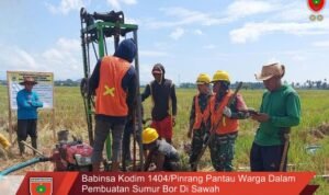 Babinsa Kodim 1404/Pinrang Pantau Warga Dalam Pembuatan Sumur Bor Di Sawah