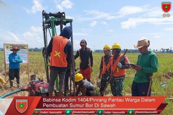 Babinsa Kodim 1404/Pinrang Pantau Warga Dalam Pembuatan Sumur Bor Di Sawah