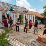 Babinsa Semawur Gotong Royong Bantu Renovasi Rumah Warga