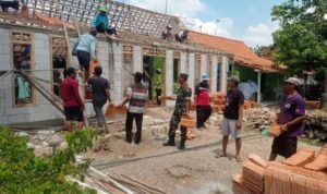 Babinsa Semawur Gotong Royong Bantu Renovasi Rumah Warga