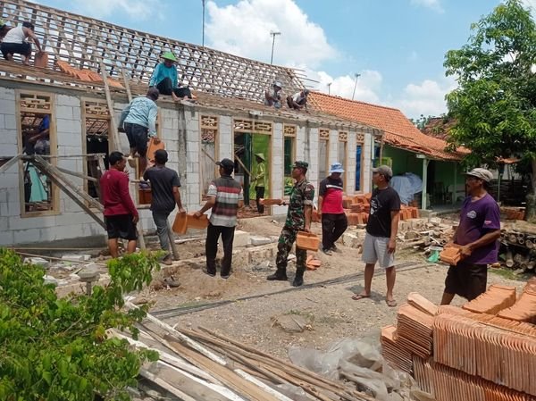Babinsa Semawur Gotong Royong Bantu Renovasi Rumah Warga