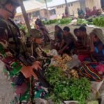 Rosita Satgas Yonif 323 Kostrad Bantu Ekonomi Masyarakat Sinak