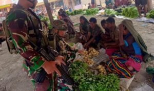 Rosita Satgas Yonif 323 Kostrad Bantu Ekonomi Masyarakat Sinak