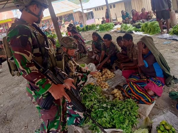 Rosita Satgas Yonif 323 Kostrad Bantu Ekonomi Masyarakat Sinak