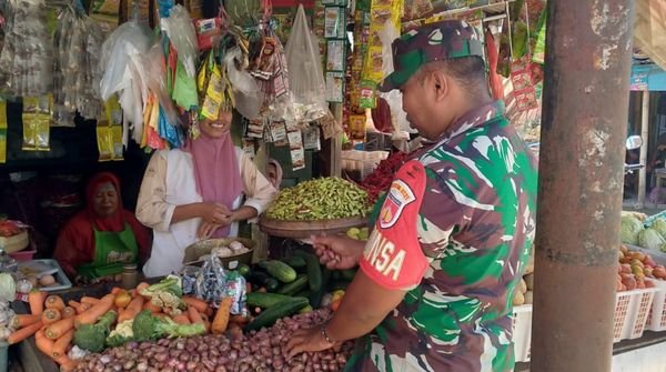 Ciptakan Keamanan Dan Pantau Harga Sembako Babinsa Jepon Sambangi Pasar