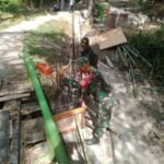 Babinsa Koramil 08/Kedungtuban Bantu Warga Bangun Jembatan
