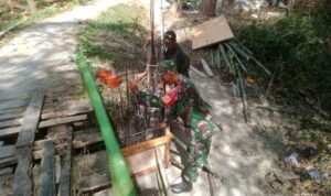 Babinsa Koramil 08/Kedungtuban Bantu Warga Bangun Jembatan