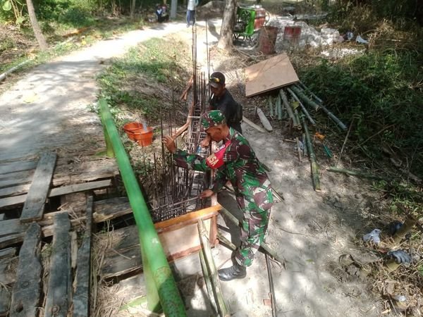 Babinsa Koramil 08/Kedungtuban Bantu Warga Bangun Jembatan