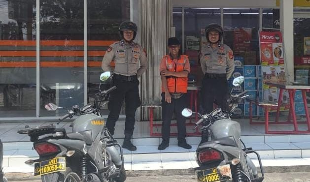Humanis Pasukan Patroli Roda 2 Samapta Polres Ciamis Beri Imbauan ke Warga di Kantor Pos