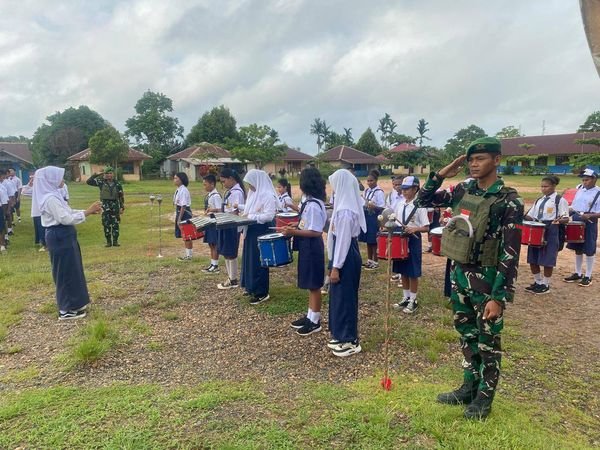 Tumbuhkan Nasionalisme Pelajar  Satgas Yonif 144/JY Melaksanakan Upacara Bendera di SMPN Asikie
