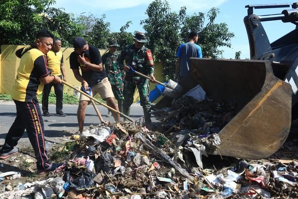 Kodim 1426 Takalar Bersama Instansi Terkait Gelar Kerja Bakti Bersihkan Tumpukan Sampah Dan Bahu Jalan